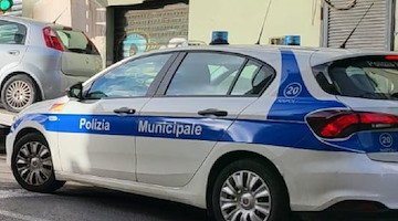 Napoli, parcheggiatore abusivo senza patente danneggia due veicoli