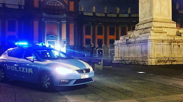 Napoli, paura in piazza Dante: uomo tenta la fuga e investe agente della Polizia Locale