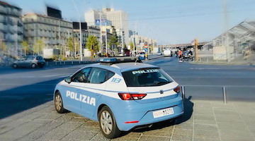 Napoli, prima tenta di rapinare un esercente commerciale poi aggredisce i poliziotti.