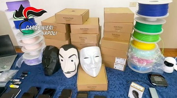 Napoli, sequestrate maschere da film e stampante 3d: venivano usate pe truffe online 