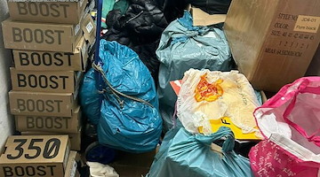 Napoli, sequestrati 1000 capi di abbigliamento contraffatti a Vicaria