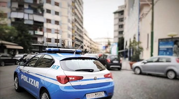 Napoli, si dà alla fuga e aggredisce gli agenti: arrestato 36enne 