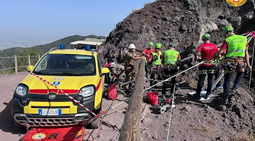 Napoli, simulazione di intervento sul cratere del Vesuvio