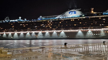 Nella notte è attraccata a Salerno la nave da crociera "Caribbean Princess"