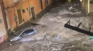 Nubifragio a Torre del Greco, fiume d'acqua trascina auto