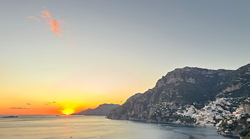 Omaggio a Positano: la poesia di Enrico Biancolella dedicata alla "città verticale"