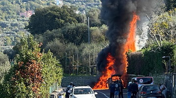 Paura a Piano di Sorrento: auto in fiamme ai Colli di San Pietro 