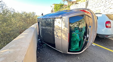 Paura a Praiano, auto si ribalta lungo la strada che porta al cimitero 