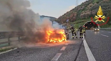 Paura sulla A2: conducente esce dall'auto prima che venga avvolta dalle fiamme 