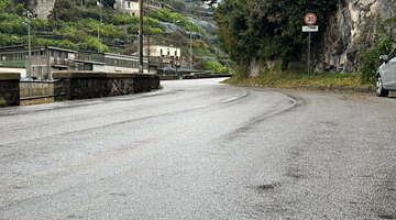 Prudenza sulla SP2 tra Maiori e Tramonti: si segnala gasolio sull’asfalto