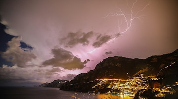 Ragnatela di fulmini nel cielo di Positano: il fenomeno dello Spider Lightning nelle foto di Fabio Fusco