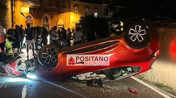 Rocambolesco incidente a Positano: auto si capotta, illesi gli occupanti /foto