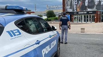 Rubano capi di abbigliamento nascondendoli nel passeggino del figlio: coppia arrestata a Marcianise 