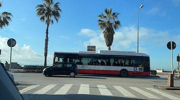 Salerno, atti osceni su un autobus: uomo tenta la fuga e aggredisce gli agenti