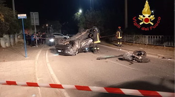 Salerno, finisce fuori strada per evitare scooter: auto si ribalta in via S. Eustachio 