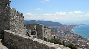 Salerno, situazioni di pericolo dopo incendio: chiude il Castello Arechi 