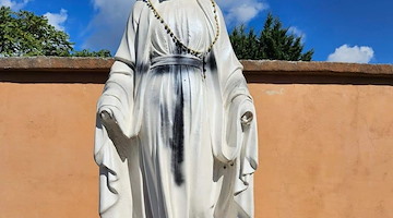 Scafati, brutalmente oltraggiata la statua della Madonna: mani spezzate e busto imbrattato 