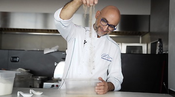 Sorrento, il maestro pizzaiolo Antonino Esposito aderisce all'iniziativa “Aggiungi un posto a tavola che c’è un bambino in più”