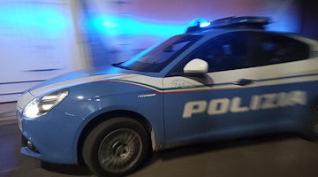 Tentano di liberarsi di tre panetti di hashish lanciandoli dall'auto: giovani arrestati dopo inseguimento Casertano 