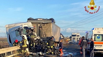 Terribile incidente tra due autoarticolati a Venosa: morti due camionisti del Salernitano 