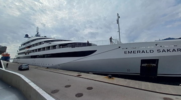 Tra Salerno e la Costa d'Amalfi il mega yacht "Emerald Sakara": una settimana a bordo costa fino a 24 mila euro 