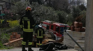 Tragedia nel Cilento: 60enne muore schiacciato da mezzo edile mentre costruiva casa del figlio