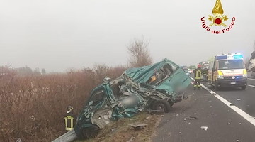 Tragedia sull'A4, camion travolge furgone dei servizi sociali fermo sulla corsia di emergenza: morta 26enne 