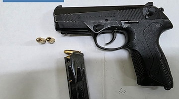 Tre giovani trovati in possesso di pistola a Napoli, uno aggredisce i poliziotti: arrestati 