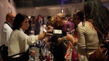 Tutto pronto per il taglio del nastro di "In Vino Civitas", il salone del vino di Salerno