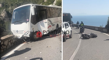 Vico Equense, terribile incidente sulla Statale Amalfitana: bus sfonda parapetto, ferito un motociclista 