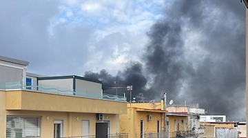 Volla, incendio in una fabbrica di abbigliamento: si registrano feriti e intossicati 