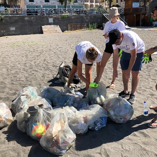 Pulizia spiaggia di Maiori<br />&copy; Acarbio Costiera Amalfitana