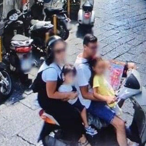 A Napoli famiglie in moto con bambini e senza casco