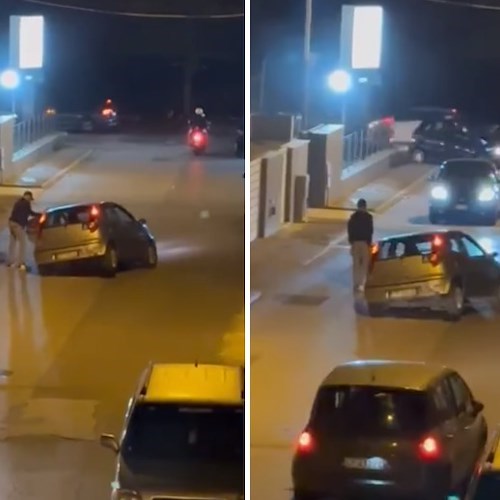 Afragola, finisce con l’auto in enorme buca stradale<br />&copy; Foto tratte dal video Facebook di Francesco Emilio Borrelli