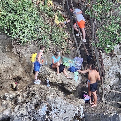 Ambiente: volontari ripuliscono i Bagni della Regina Giovanna al Capo di Sorrento