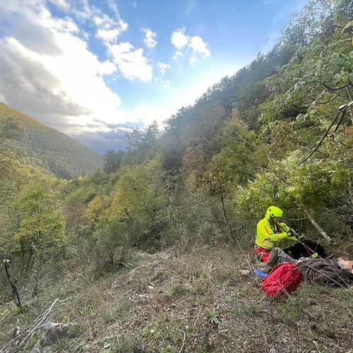 Anziano va in cerca di funghi e cade in un dirupo: trasferito con l'elisoccorso al Ruggi di Salerno<br />&copy; Soccorso Alpino e Speleologico Campania - CNSAS