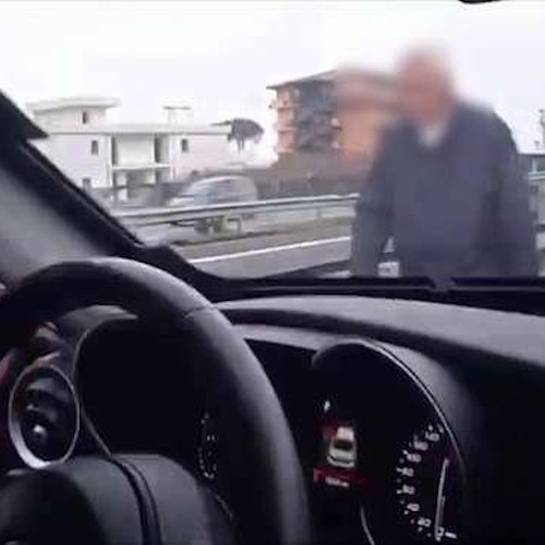 anziano disorientato tra le auto in corsa<br />&copy; Carabinieri Napoli