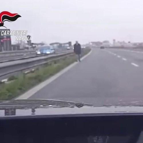 anziano disorientato tra le auto in corsa<br />&copy; Carabinieri Napoli