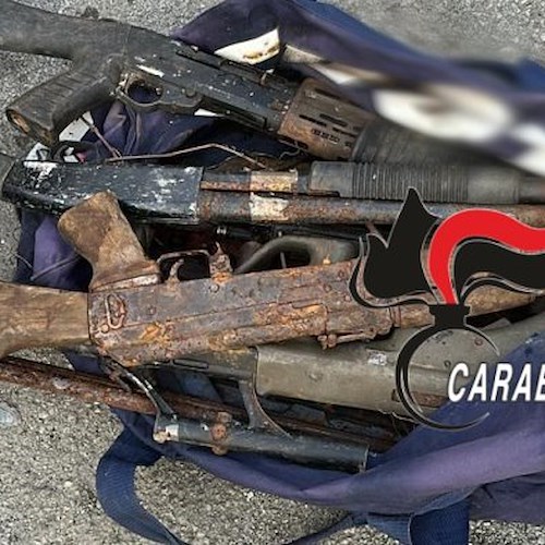 Arsenale da guerra sulla tettoia di un box, la scoperta a Castellammare di Stabia<br />&copy; Carabinieri Napoli