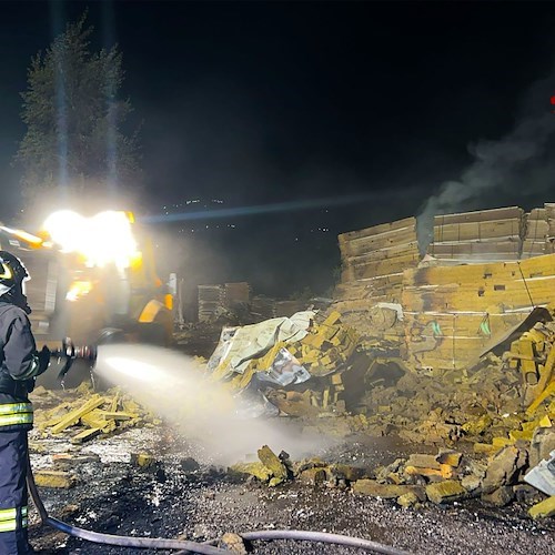 Avellino, in fiamme un deposito di circa 4.000 metri quadri a Torre Le Nocelle<br />&copy; Vigili del Fuoco