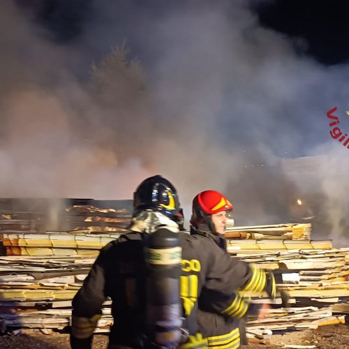 Avellino, in fiamme un deposito di circa 4.000 metri quadri a Torre Le Nocelle<br />&copy; Vigili del Fuoco