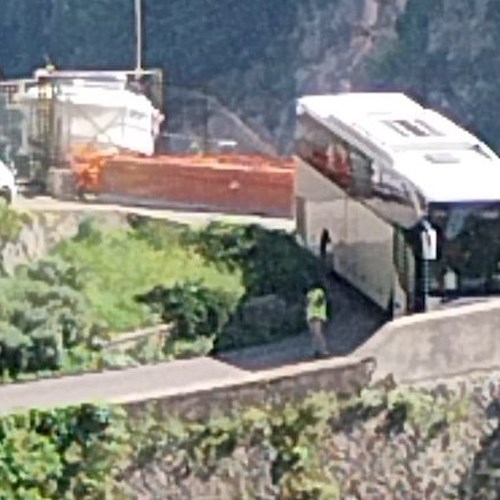 Bus turistico transita sulla strada Castiglione-Ravello