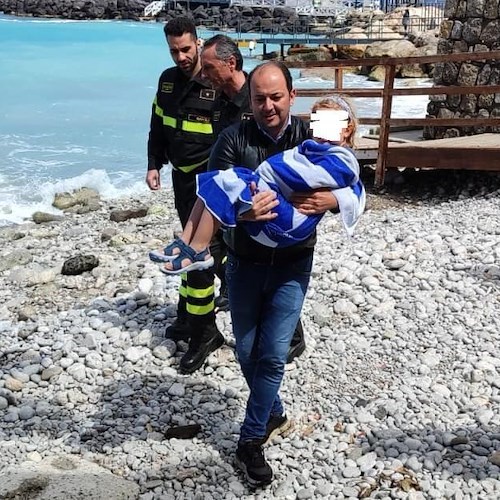Bambina salvata a Capri<br />&copy; Francesco Emilio Borrelli
