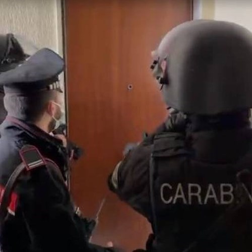 Case occupate abusivamente a Napoli: blitz delle forze dell'ordine al “Rione Amicizia”<br />&copy; Carabinieri Napoli