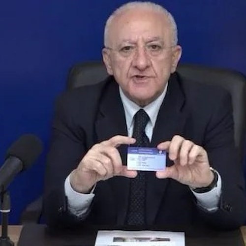 Vincenzo De Luca con la card sui vaccini<br />&copy; Vincenzo De Luca