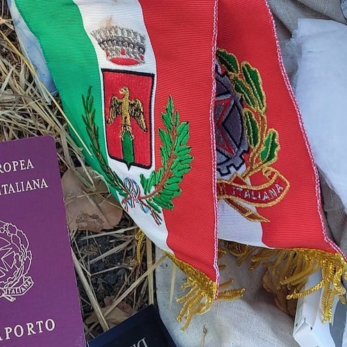 Tra le pinete la fascia e i documenti del sindaco di Montaquila<br />&copy; Vincenzo Marasco