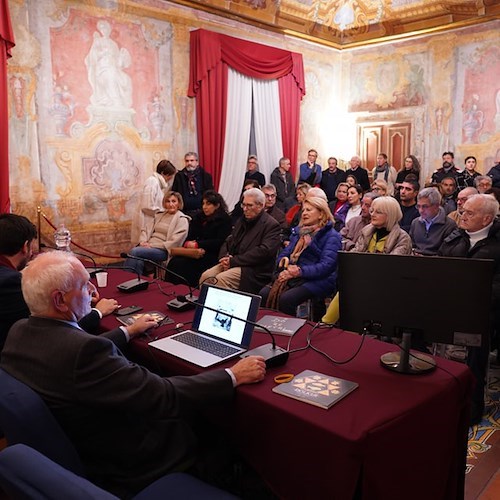 Dölker a cento anni da Vietri sul Mare: aula consiliare gremita per la presentazione del libro di Giorgio Napolitano
