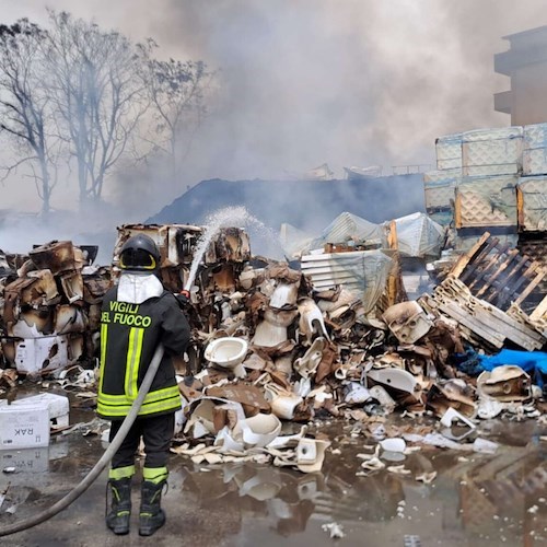 Deposito edile in fiamme ad Aversa<br />&copy; Vigili del fuoco