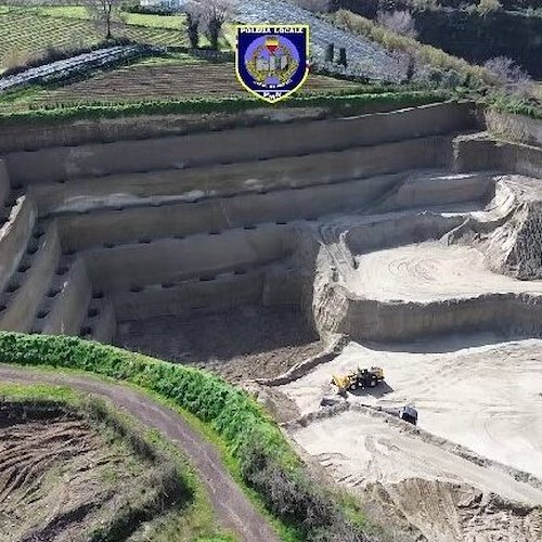 Discarica abusiva tre le colline di Napoli