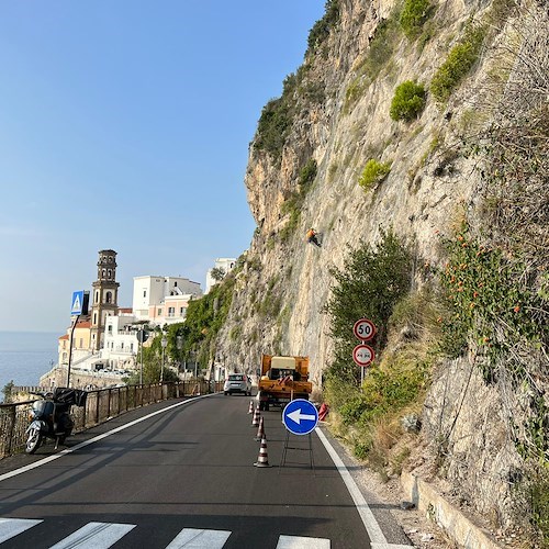 Distacco di detriti a Castiglione, dopo giorni di attesa iniziati i lavori di bonifica del costone roccioso<br />&copy; Massimiliano D'Uva